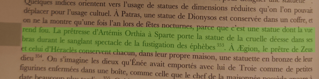 La prêtresse d'Artémis Orthia à Sparte porte la statue de la cruelle déesse dans ses bras durant le sanglant spectacle de la fustigation des éphèbes.